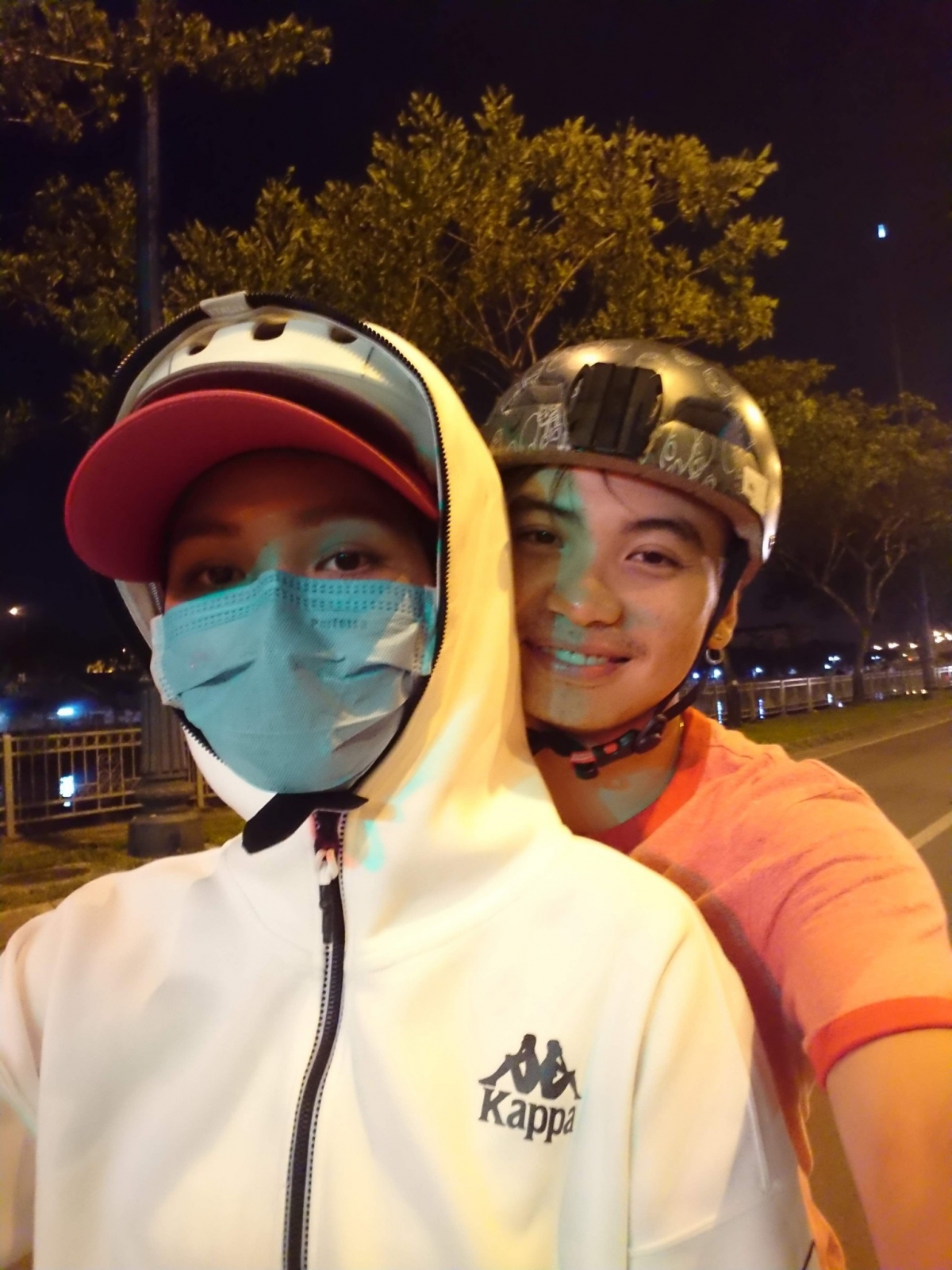 H'Hen Niê nhớ lại thời hẹn hò với ông xã Tuấn Khôi. “Ngày mới quen nhau, Hen chở anh đi hẹn hò và khi nào anh cũng chọn mấy chỗ ở cầu. Xem lại hình thấy sợ quá”.