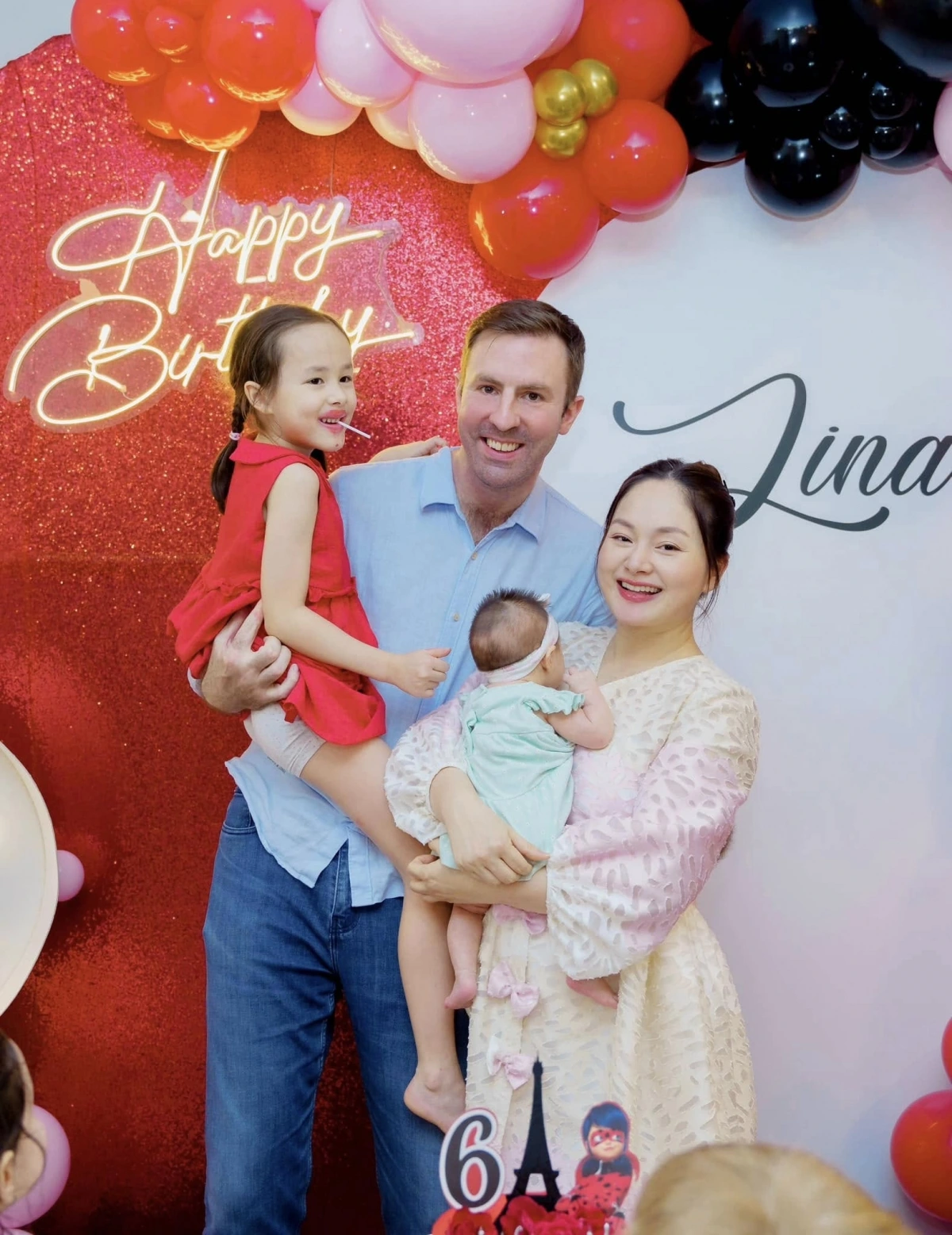 Cặp đôi có con gái đầu lòng Lina vào năm 2018. Lan Phương từng thừa nhận vợ chồng cô trải qua nhiều bất đồng, đặc biệt trong giai đoạn cô khởi nghiệp kinh doanh, vừa đóng phim, vừa chăm con. Họ cố gắng tìm sự cân bằng, chia sẻ để duy trì mối quan hệ. Mỗi năm, gia đình Lan Phương sang Anh một tháng thăm gia đình chồng. Chồng từng đề nghị Lan Phương định cư nước ngoài nhưng cô không thể đi vì còn nhiều công việc tại Việt Nam.