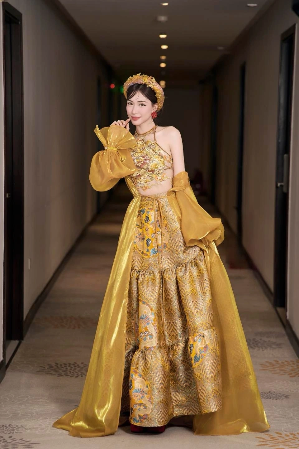Hòa Minzy đẹp rạng ngời trong trang phục lấy cảm hứng từ bánh phu thê.