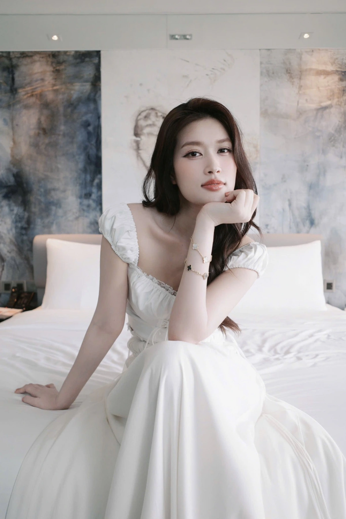 Hoa hậu Đoàn Thiên Ân khoe nhan sắc trong trẻo với bộ váy trắng.