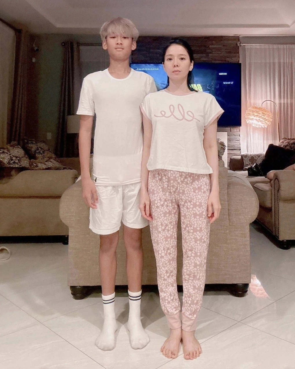 Ca sĩ Lệ Quyên tự hào vì Kỳ Anh - con trai của cô và chồng cũ Đức Huy - có chiều cao vượt trội, tăng nhanh ở tuổi 14.