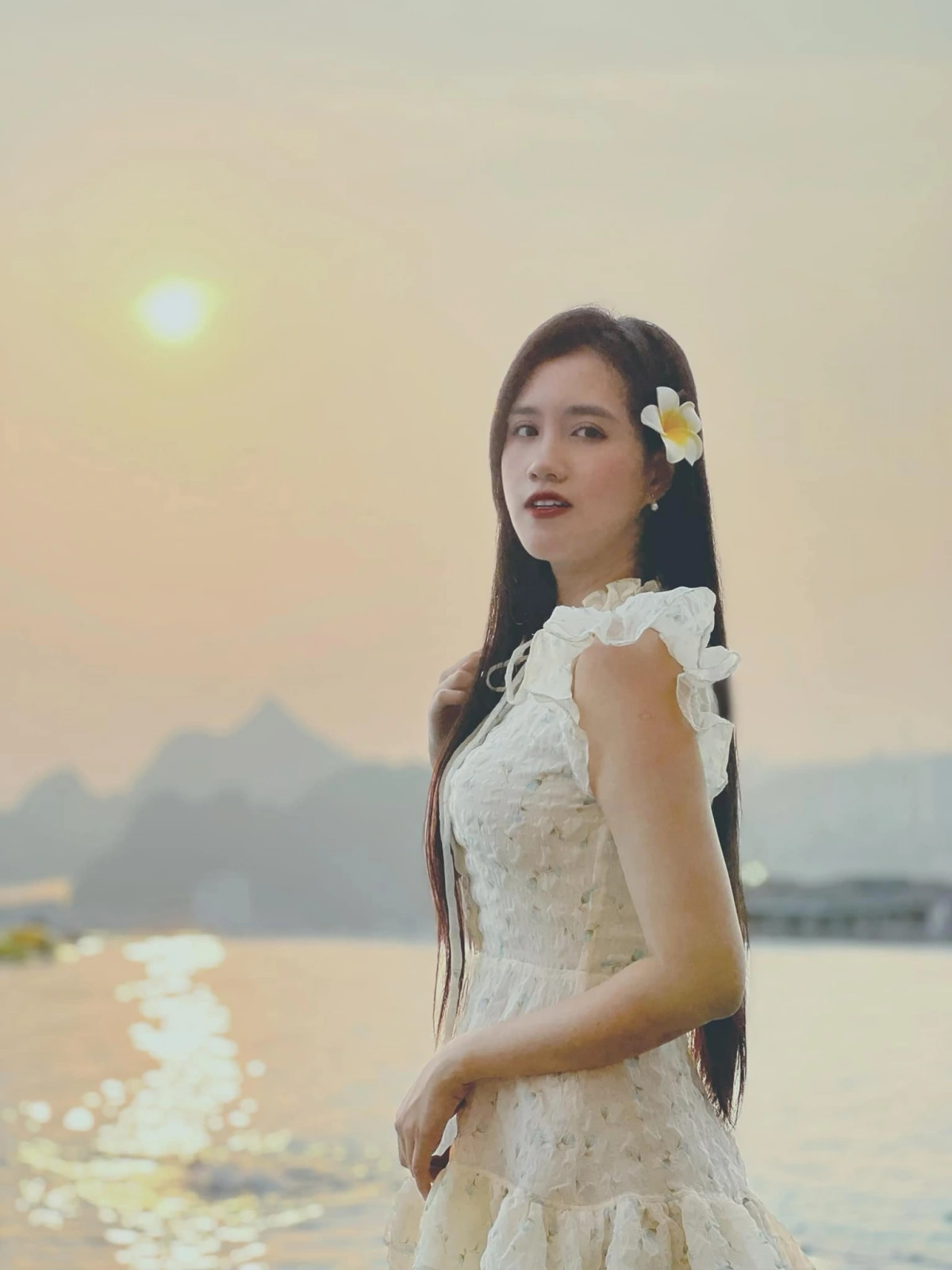 Trước "Dịu dàng màu nắng", Thanh Hoa từng góp mặt trong một số bộ phim như "Cảnh sát hình sự", "Blog nàng dâu", "Đầm lầy bạc", "Chủ tịch tỉnh", "Khúc ca cho tình nhân"… Cô là vợ của đạo diễn đạo diễn Bùi Quốc Việt – người chỉ đạo bộ phim "Dịu dàng màu nắng". Sau khi kết hôn, Thanh Hoa tập trung chăm sóc gia đình và hai con.