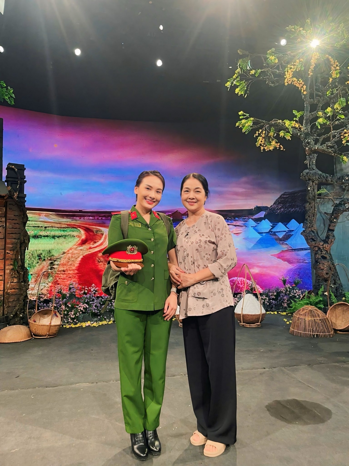 Diễn viên Bảo Thanh chia sẻ ảnh mặc trang phục công an hậu trường một vở diễn. Ảnh: FBNV