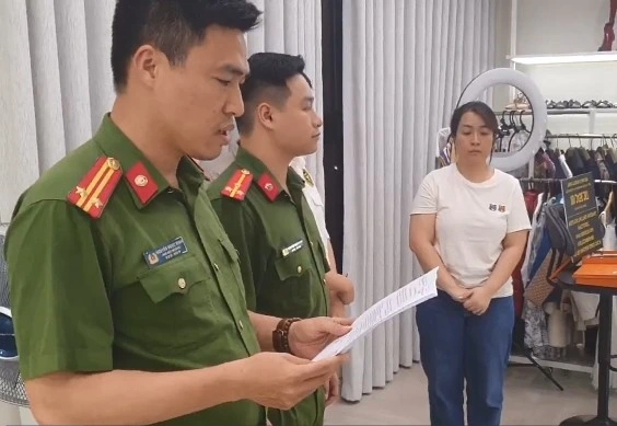 Nữ doanh nhân Nguyễn Thị Thu Hường (áo trắng)