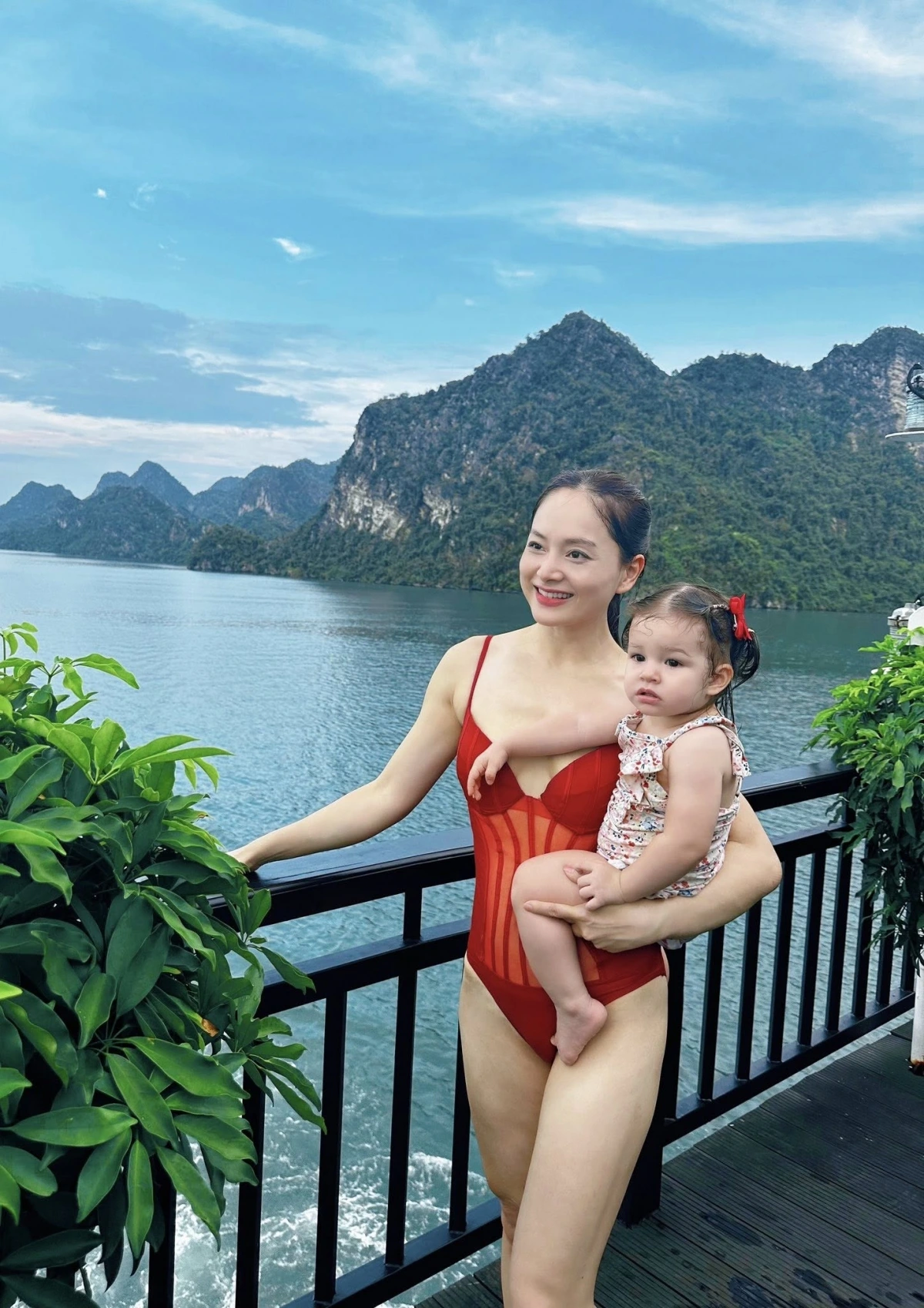 Lan Phương tận hưởng kỳ nghỉ bên con gái nhỏ.