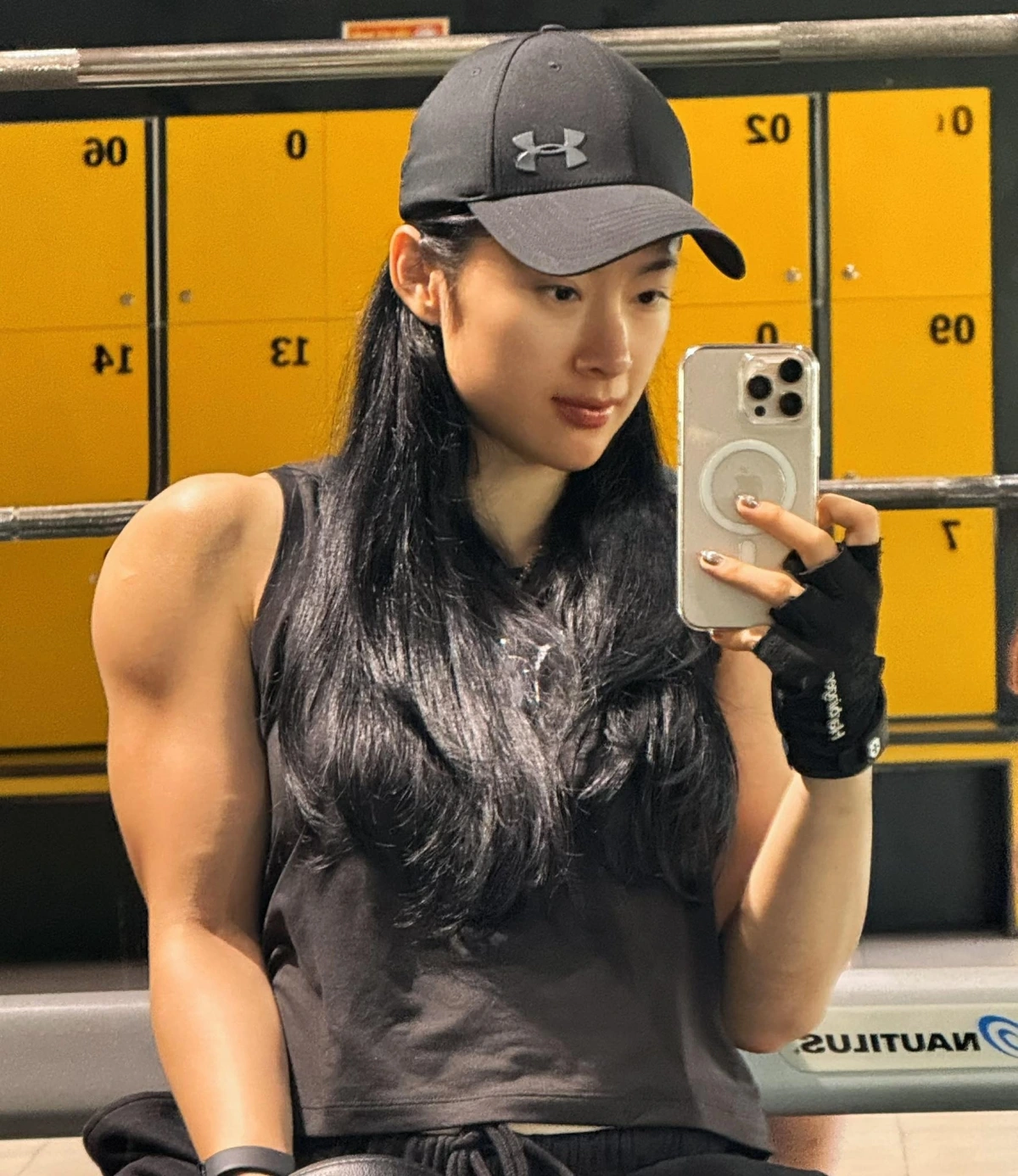 Diễn viên Angela Phương Trinh gây chú ý với đôi vai vạm vỡ.