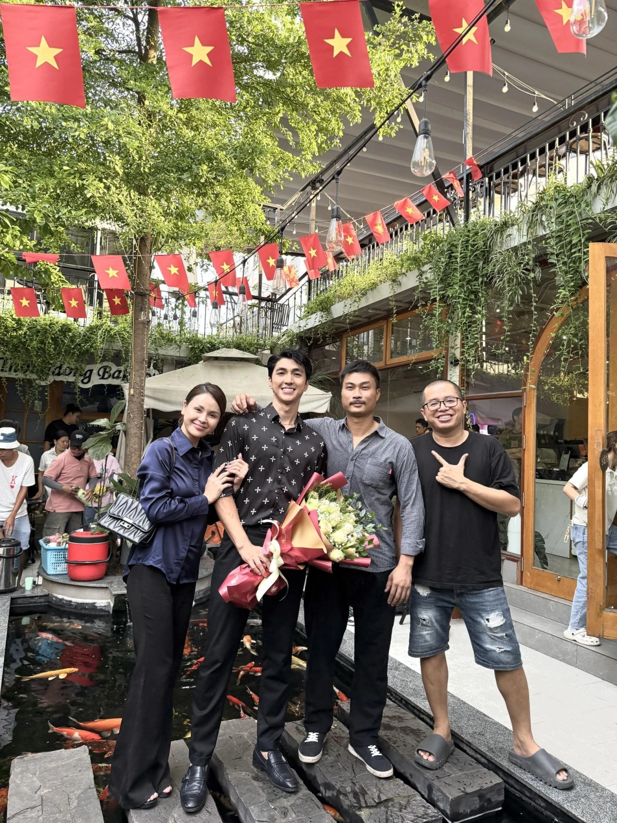 Bình An đăng ảnh hậu trường phim “Dịu dàng màu nắng” kèm chú thích: “Kết thúc một vai diễn kỳ lạ. Không hiểu sao bị mọi người ‘réo tên’ nhiều thế”. (Nguồn: FBNV)