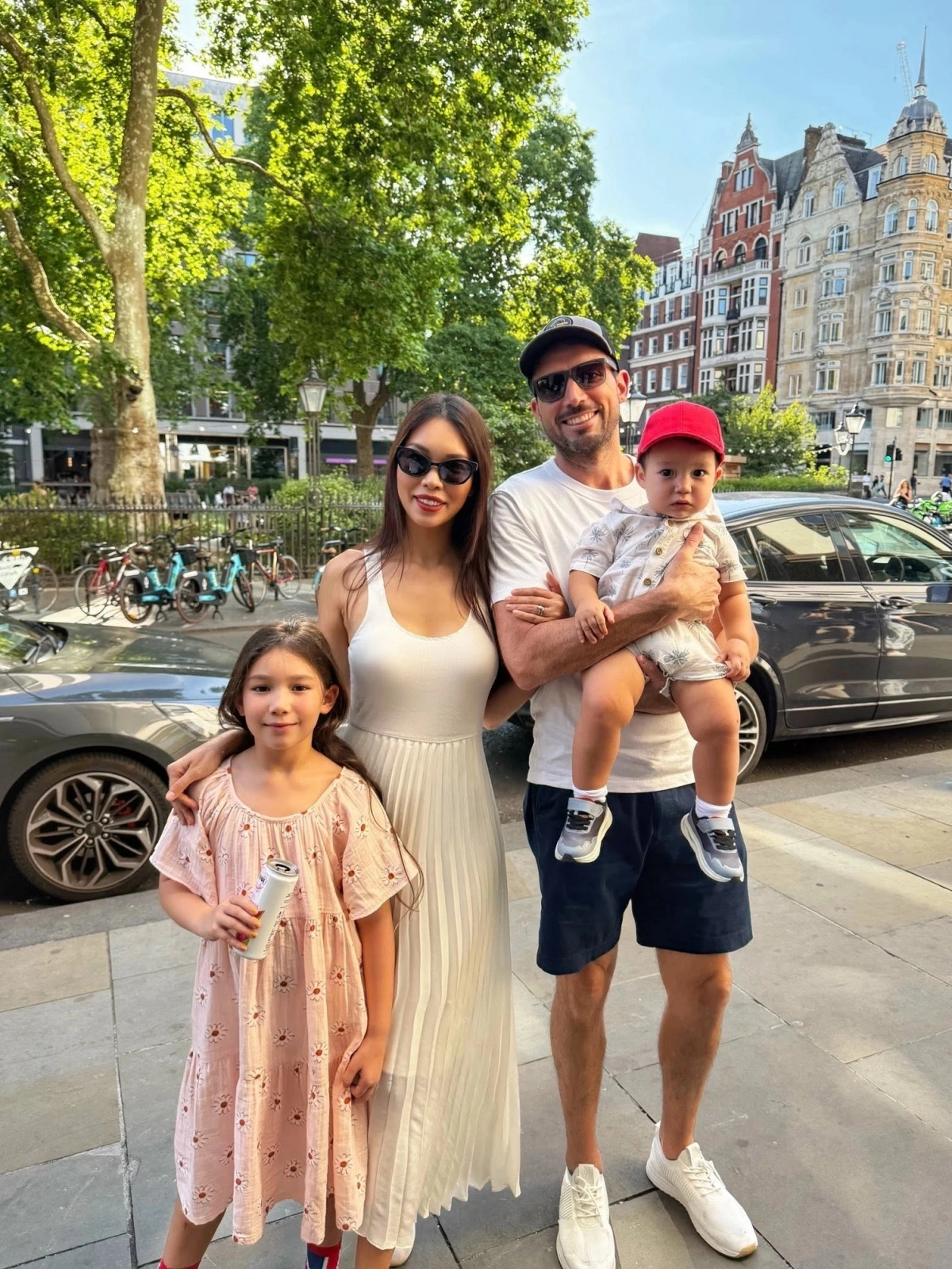 Người mẫu Hà Anh cùng chồng, Olly, đưa các con sang London thăm gia đình nội, kết hợp du lịch trong kỳ nghỉ hè.