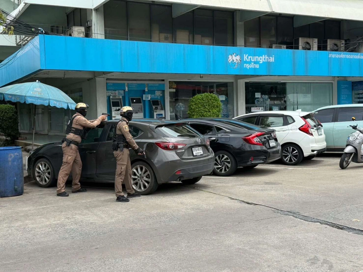 Cảnh sát có mặt tại hiện trường vụ xả súng. Ảnh: Khaosod
