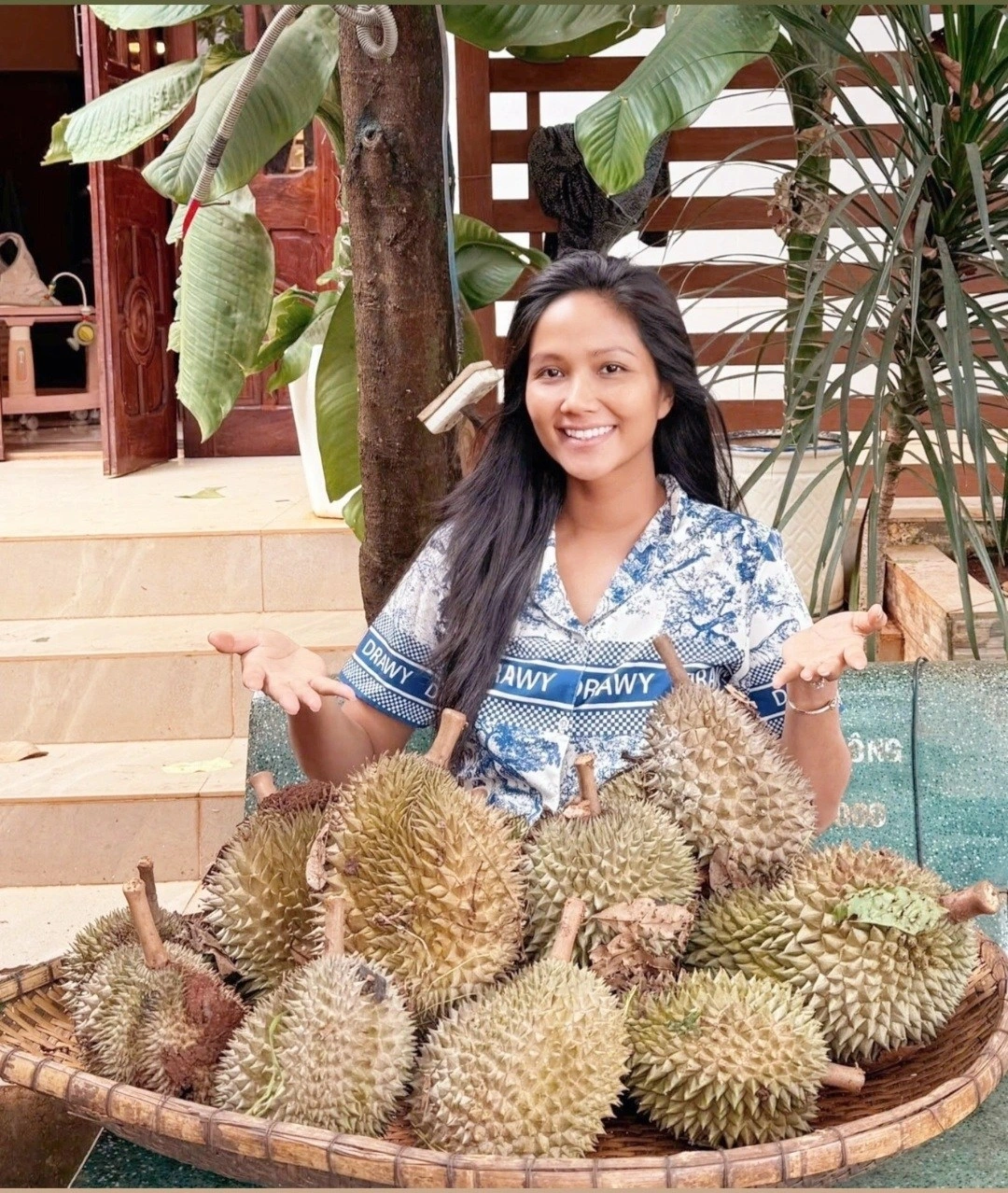 Hoa hậu H'Hen Niê thích thú khi ăn sầu riêng. Người đẹp viết: “Ăn nhẹ chị sầu rồi có sức đi tập gym nè”.