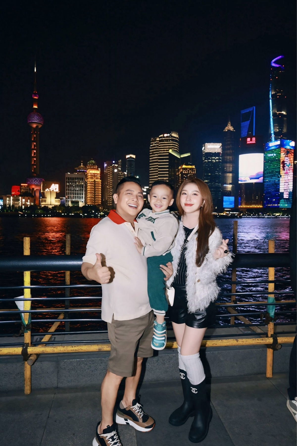 Bảo Thy đăng ảnh chụp cùng chồng và con trai, kèm chú thích: “Người hạnh phúc không phải là người có tất cả, mà là người biết đủ với những gì mình có”.
