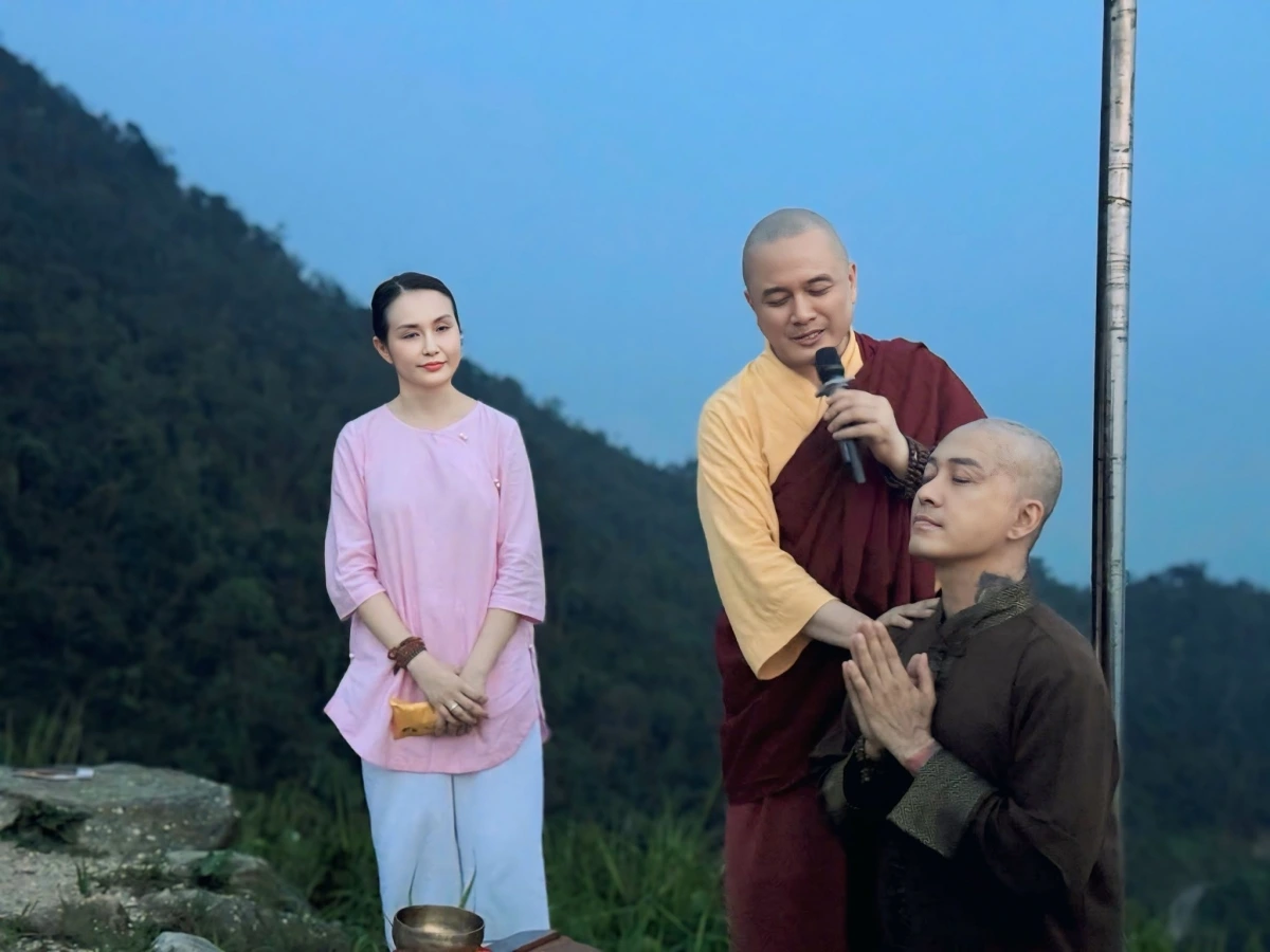 Tuấn Hưng xuống tóc sau khi mẹ anh mắc bạo bệnh, phải nhập viện điều trị. (Ảnh: FBNV)