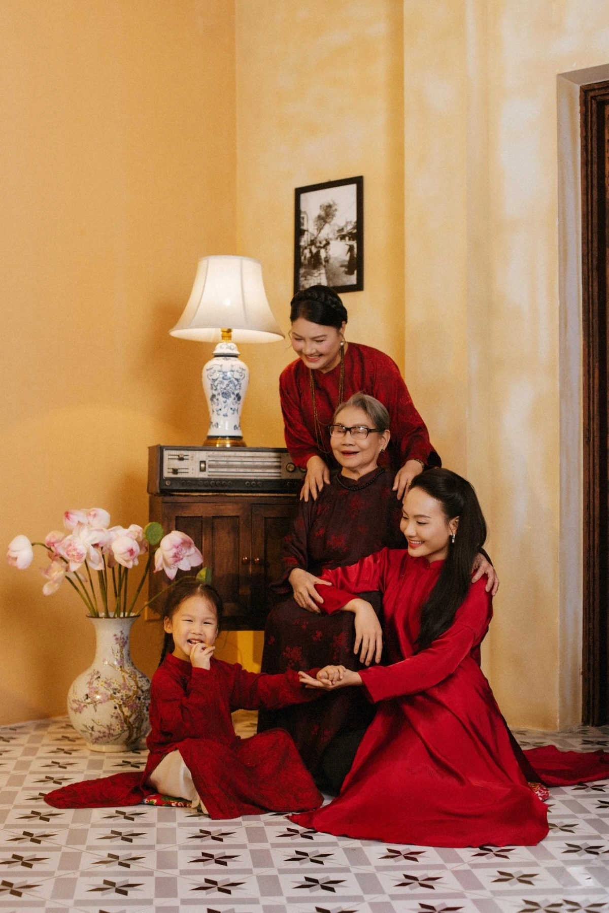 Diễn viên Bảo Thanh đăng ảnh gia đình 4 thế hệ kèm chú thích: “Bốn thế hệ – một dòng chảy yêu thương. Từ bàn tay bà ngoại, mẹ, đến con, rồi cháu… tình thân cứ thế tiếp nối, dịu dàng và bền vững như thời gian”.