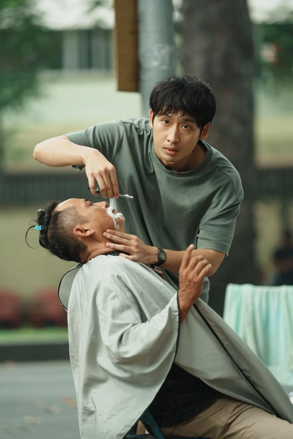Tuấn Trần vào vai Hoan trong "Mang mẹ đi bỏ" (Ảnh: Mang Mẹ Đi Bỏ Movie)