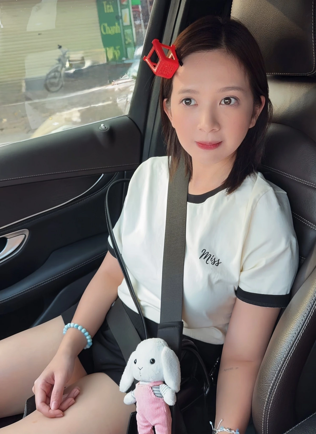 Diễn viên Ngọc Huyền tạo biểu cảm đáng yêu với chiếc kẹp tóc hình chiếc ghế. Cộng đồng mạng khen cô có nhan sắc trẻ như “học sinh cấp 3”. (Nguồn: FBNV)