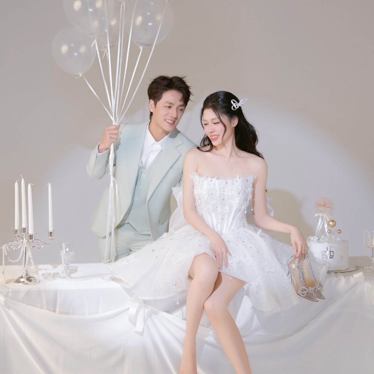 Ca sĩ Đăng Khôi chụp bộ ảnh vợ chồng dịp sinh nhật Thủy Anh. Anh nhắn nhủ vợ: "Nhân ngày sinh nhật em, tôi chỉ muốn nói: Em xứng đáng có được tôi. Có anh là có tất cả rồi".