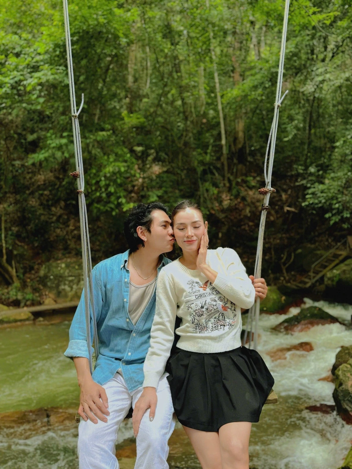 “Giữa thiên nhiên xanh mướt, có một chút bình yên, một chút lãng mạn và một người để cùng sẻ chia. Không cần xa hoa, chỉ cần có nhau giữa đất trời thế này là đủ”, Phương Trinh Jolie đăng ảnh cùng ông xã Lý Bình.