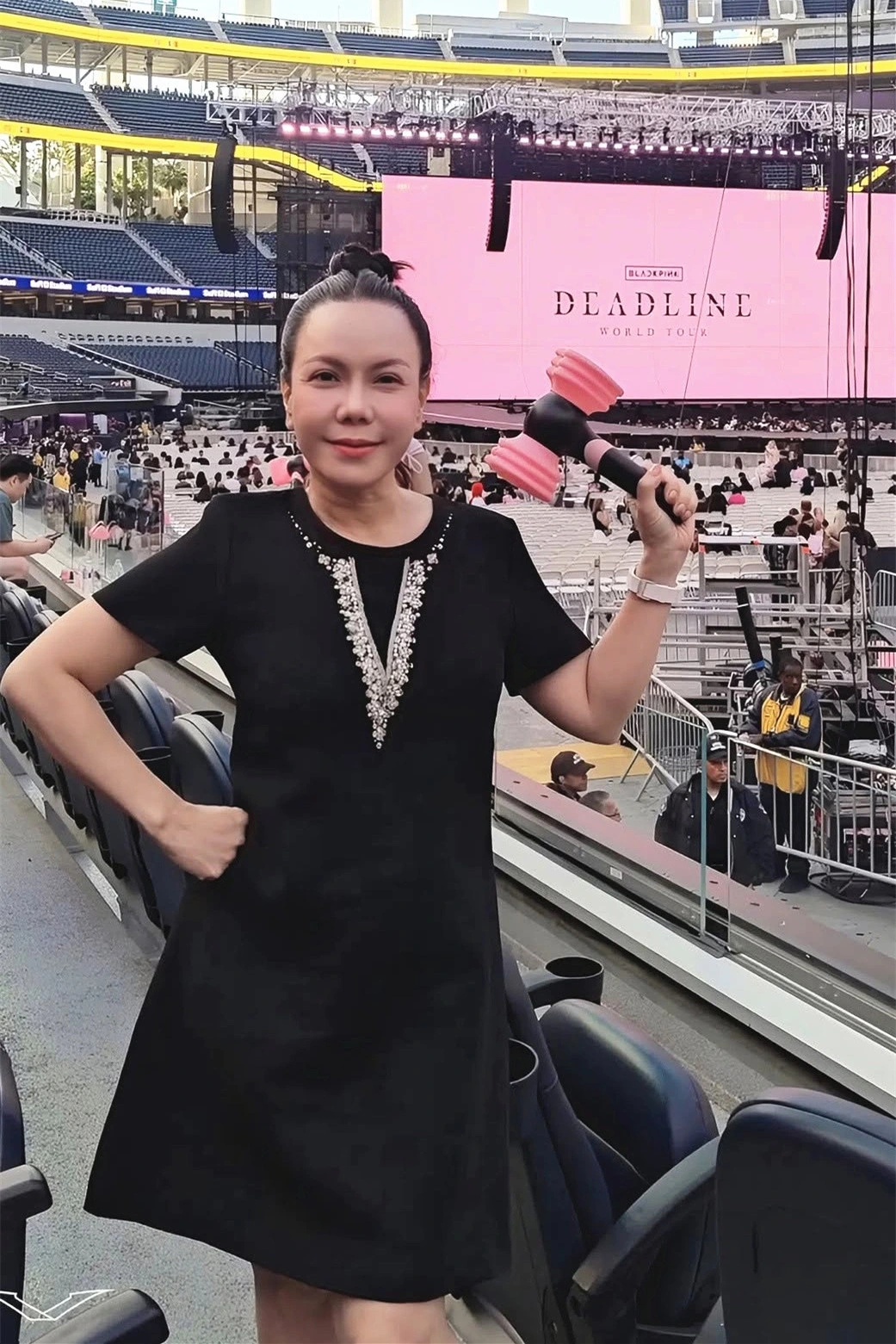 Nghệ sĩ Việt Hương cùng các con "đu" concert của nhóm nhạc Hàn BLACKPINK. "Đang tập hát và nhảy theo con chứ không theo nổi BLACKPINK", chị viết.