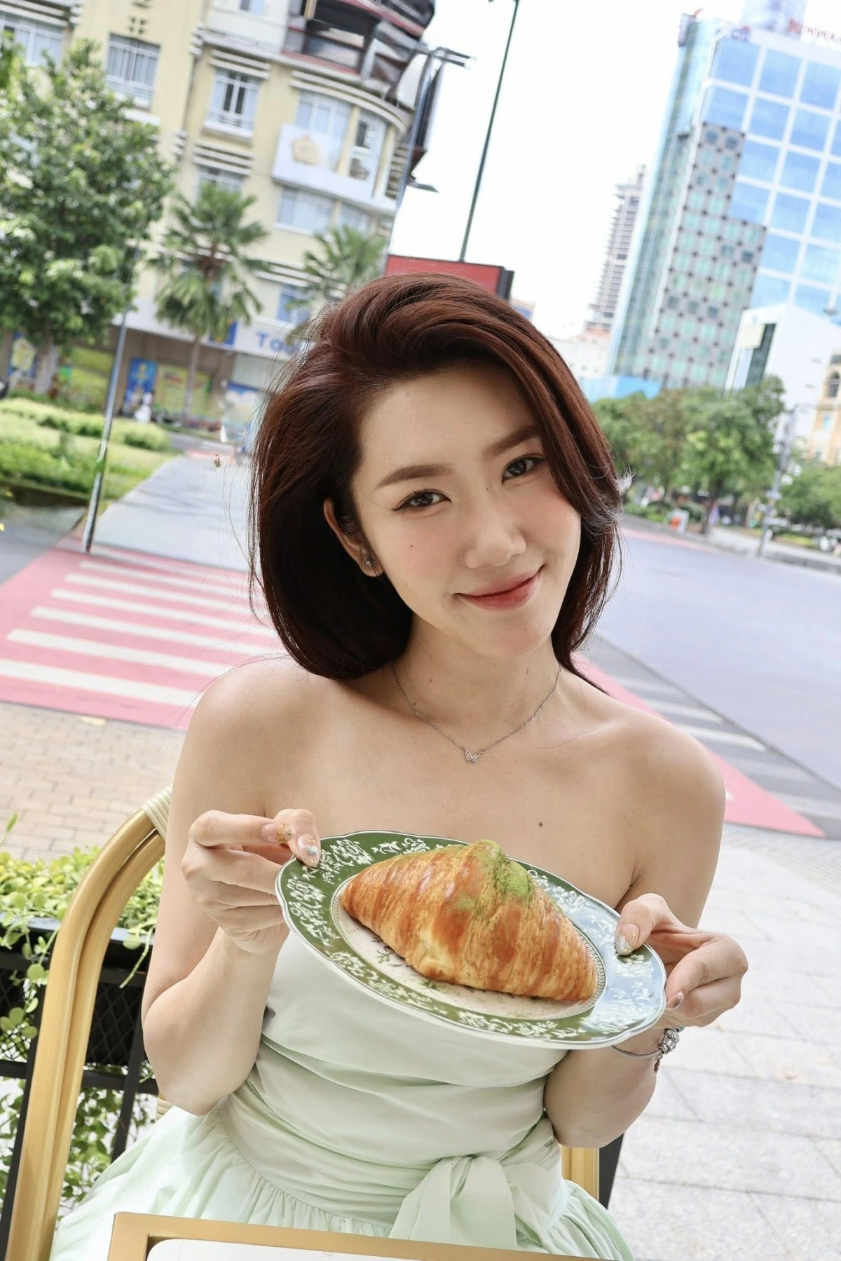 Thúy Ngân đăng ảnh ăn bánh ngọt kèm chú thích: “Xoa dịu em bằng một vị bánh ngọt ngào giữa cái nóng 35 độ”.