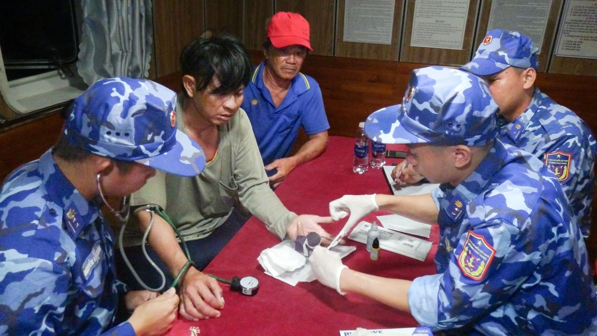Sơ cứu ban đầu cho thuyền viên Trần Văn Kiên.