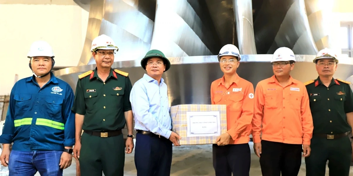 Ông Đặng Xuân Phong tặng quà cho công nhân lao động trên công trường Nhà máy thuỷ điện Hoà Bình mở rộng. Ảnh phutho.gov.vn