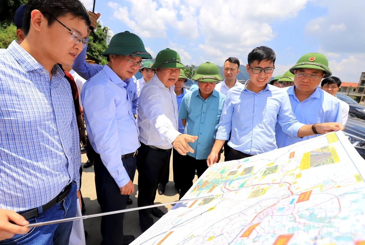 Lãnh đạo tỉnh Phú Thọ kiểm tra Dự án đầu tư đường Hòa Lạc - Hòa Bình và cải tạo, nâng cấp Quốc lộ 6 đoạn qua Xuân Mai - Hòa Bình. Ảnh phutho.gov.vn