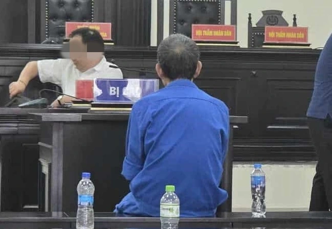 Bị cáo Nguyễn Trường Khánh (áo xanh) tại phiên toà ngày 29/7.