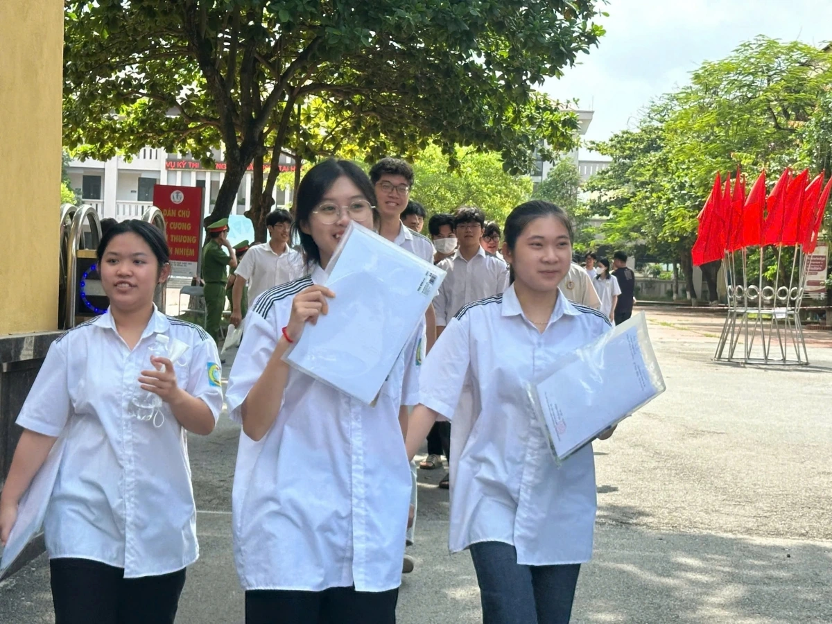 Thí sinh hoàn thành bài thi tại điểm thi Trường THPT Việt Trì. Ảnh phutho.gov.