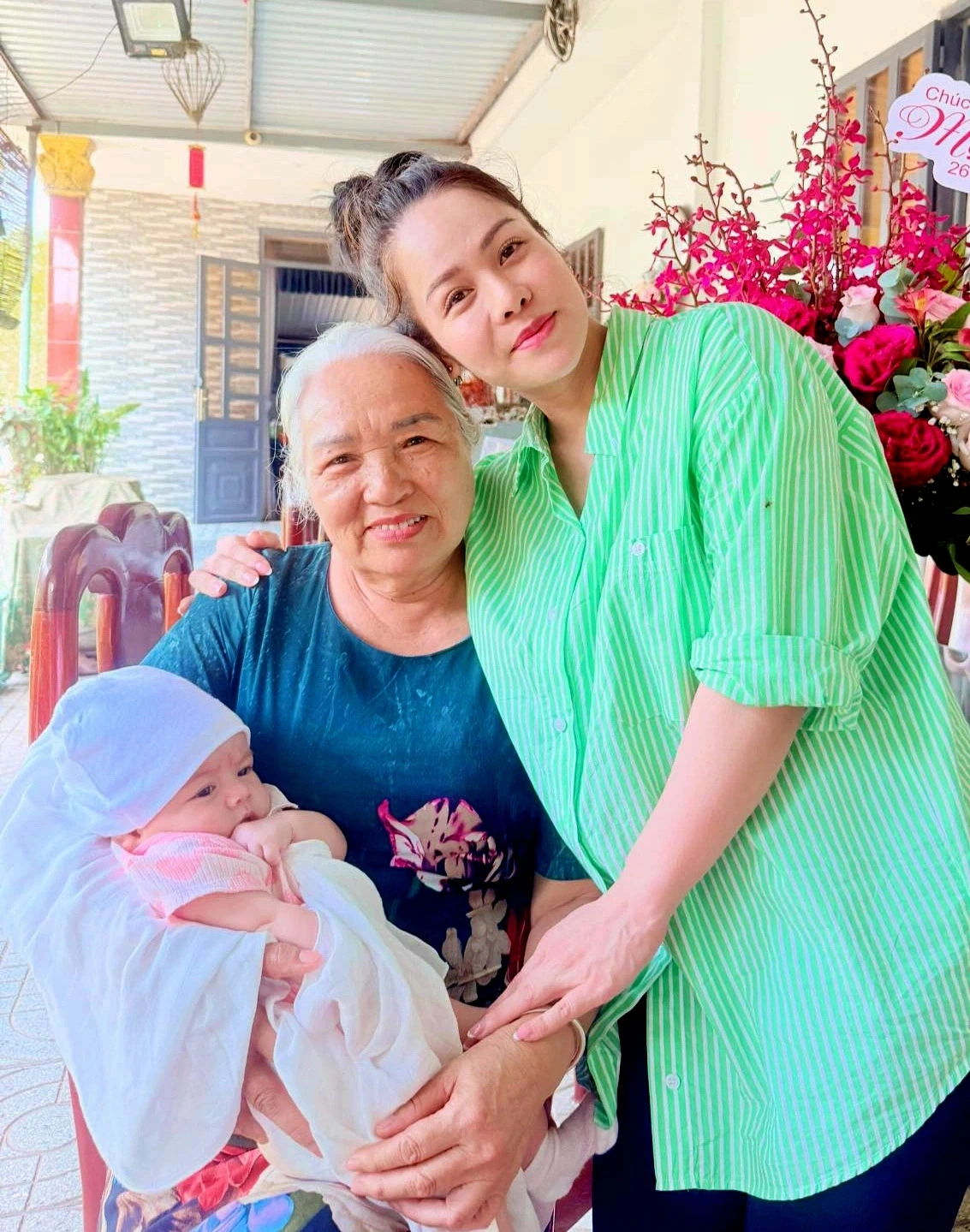 Bà Tâm - mẹ Nhật Kim Anh - vượt đường xa từ quê lên thăm nhà con gái, giúp diễn viên chăm cháu ngoại hơn 6 tháng tuổi.