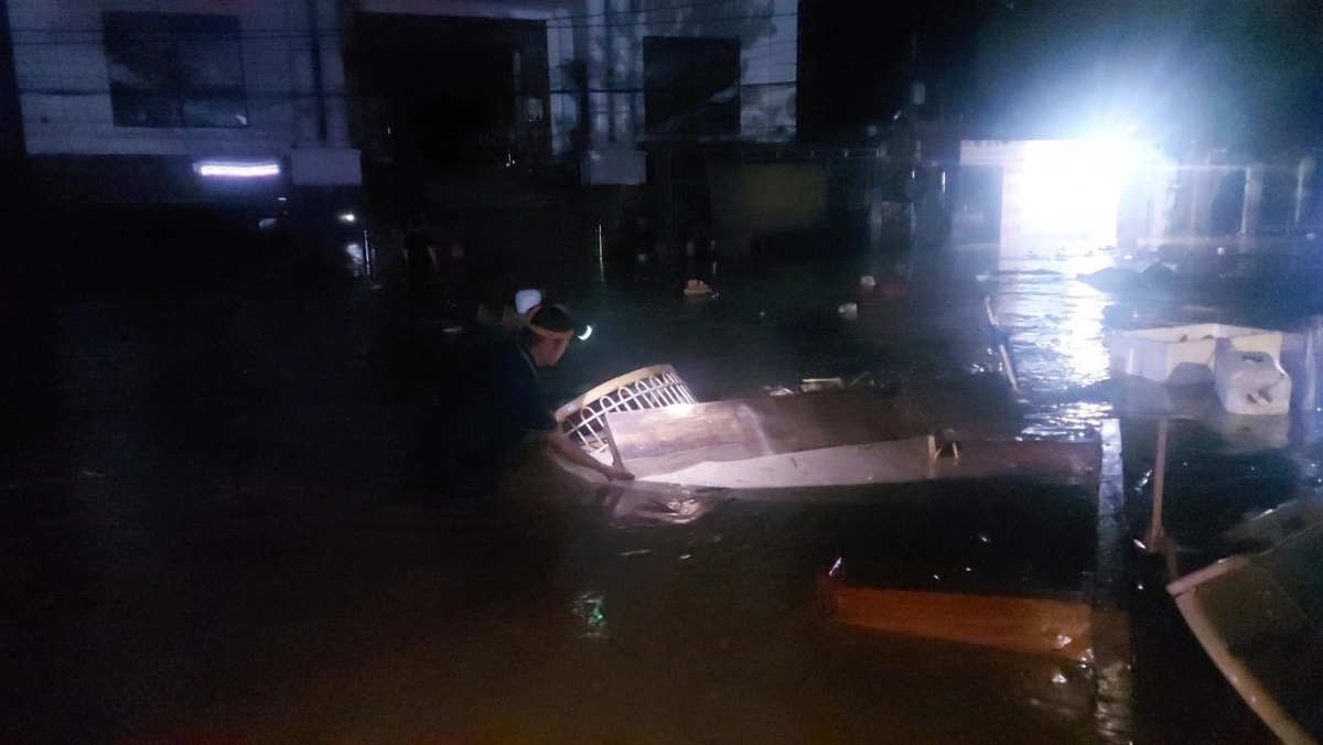 Theo chính quyền xã Mường Xén, khoảng 19h ngày 22/7, nước trên sông Nậm Mộ (một trong hai nhánh chính của sông Lam) bắt đầu dâng lên do nước từ thượng nguồn đổ về nhiều. Các hộ dân thị trấn Mường Xén (cũ) sống dọc bên bờ sông Nậm Mộ hầu hết bị ngập tầng 1, phải di tản ngay trong đêm. (Ảnh: Đào Thọ)