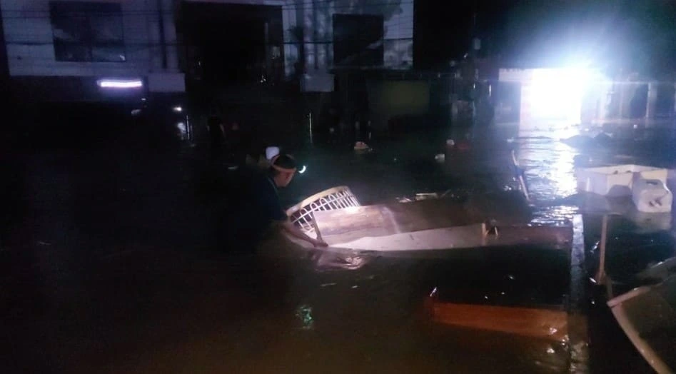 According to local officials, at around 7 p.m. on July 22, the water levels on the Nam Mo river begin to swell, causing dozens of riverside households in the old Muong Xen town to experience severe flooding, leading to urgent overnight evacuations.