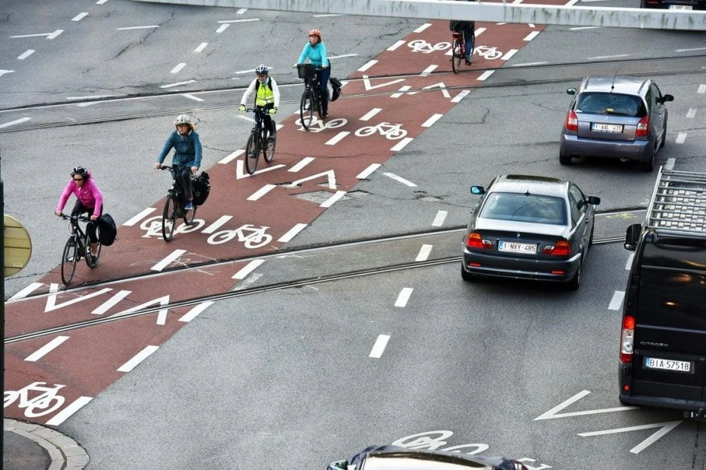Đường phố được phân luồng dành cho xe đạp riêng tại Bỉ. Ảnh: Brusselstimes