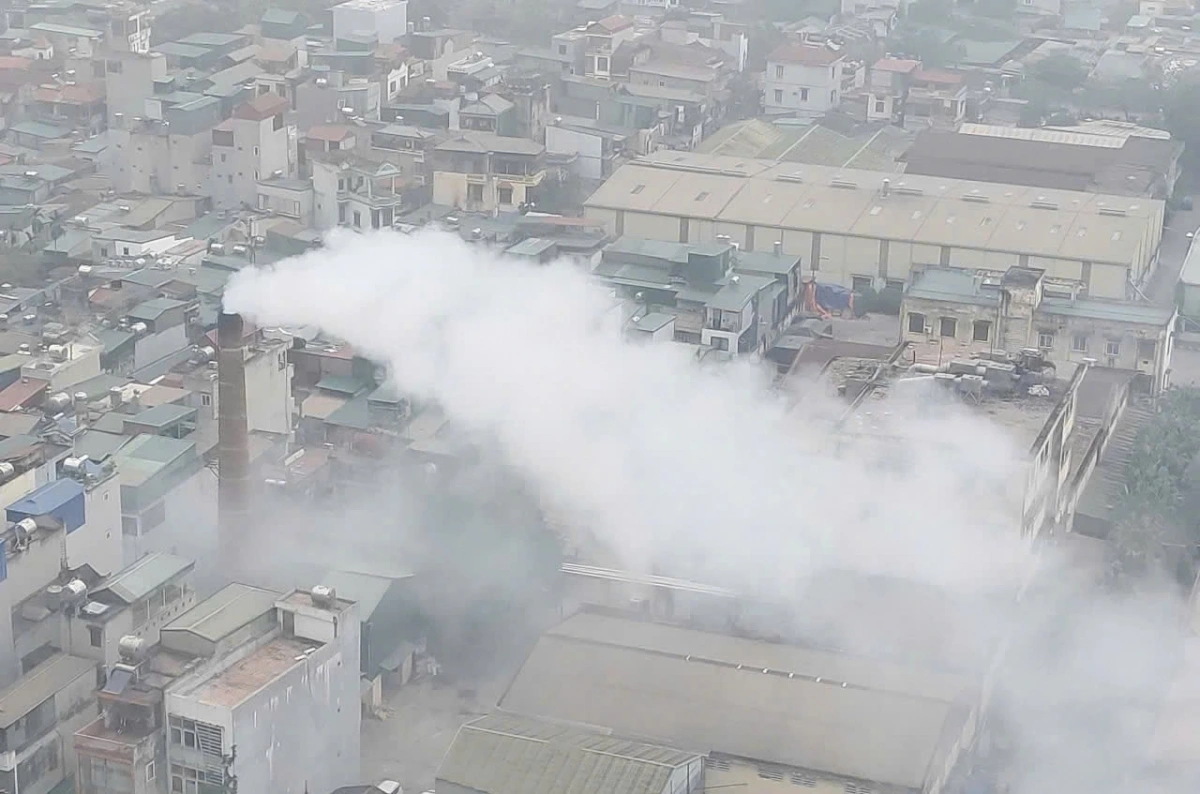 Một nhà máy tại quận Hoàng Mai (cũ), TP Hà Nội vẫn hoạt động và xả khí thải ra môi trường