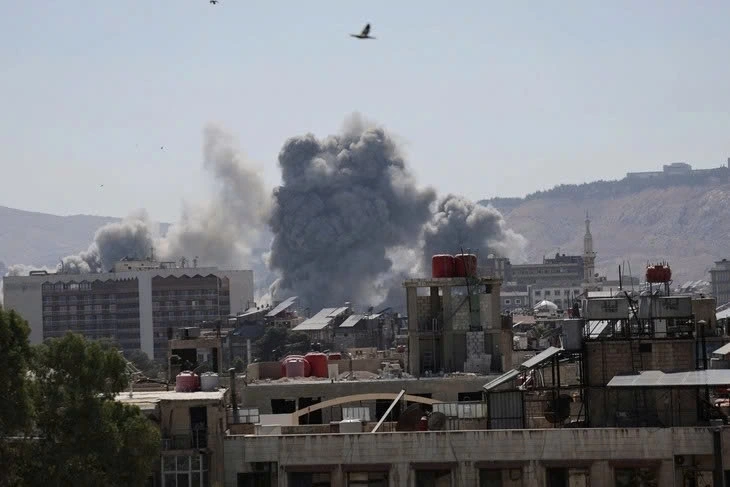 Khói bốc lên sau cuộc không kích của Israel nhằm vào trụ sở Bộ Quốc phòng Syria ngày 16/7. Ảnh: Reuters.
