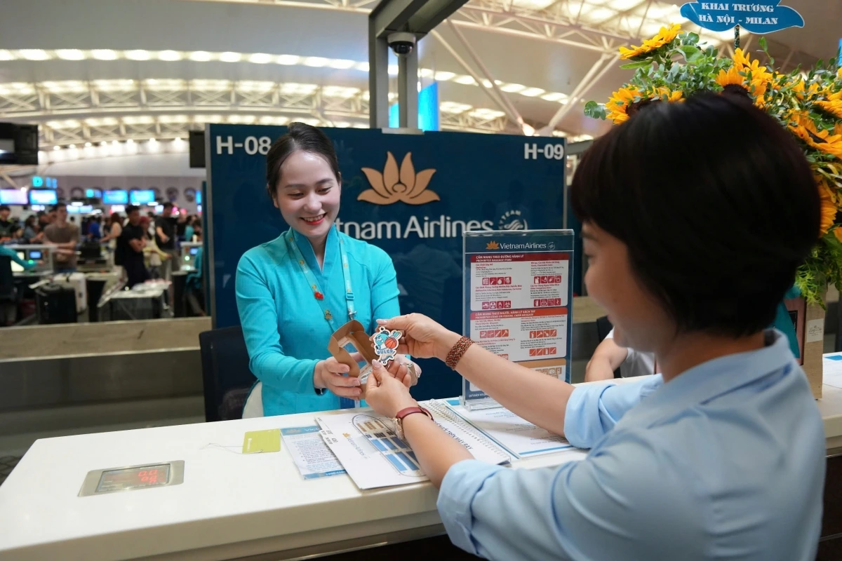 Hành khách chuyến bay khai trương Hà Nội - Milan làm thủ tục tại quầy checkin