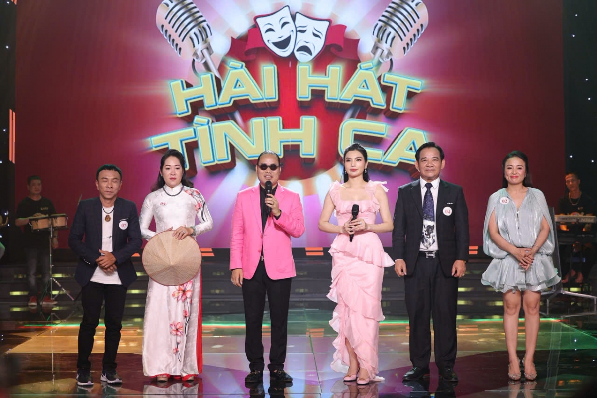 Nghệ sĩ Vượng Râu (thứ 3 từ trái qua)