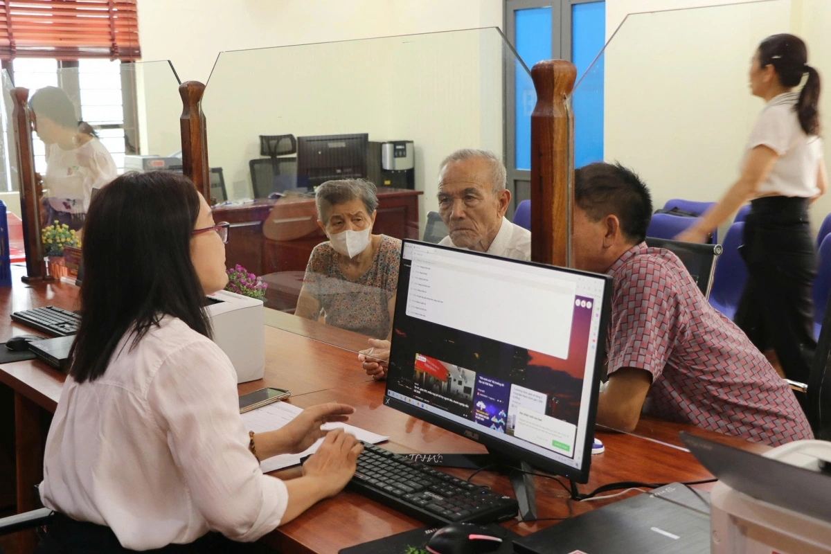 Vợ chồng cụ Nguyễn Đức Thảo tại Trung tâm Phục vụ hành chính công phường Vinh Hưng ( Nghệ An).