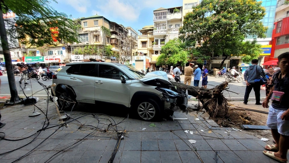 Hiện trường vụ tai nạn liên hoàn ở phố Trần Đại Nghĩa (Hà Nội). Ảnh: CTV