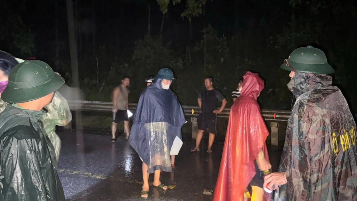 Ngay trong đêm, Đồn Biên phòng Tam Quang (Bộ đội Biên phòng Nghệ An) cử lực lượng phối hợp với địa phương ứng trực, tuyên truyền, đảm bảo an toàn khi đi lại cho Nhân dân khi đi qua Quốc lộ 7A. (Ảnh: Bùi Hải Thượng).