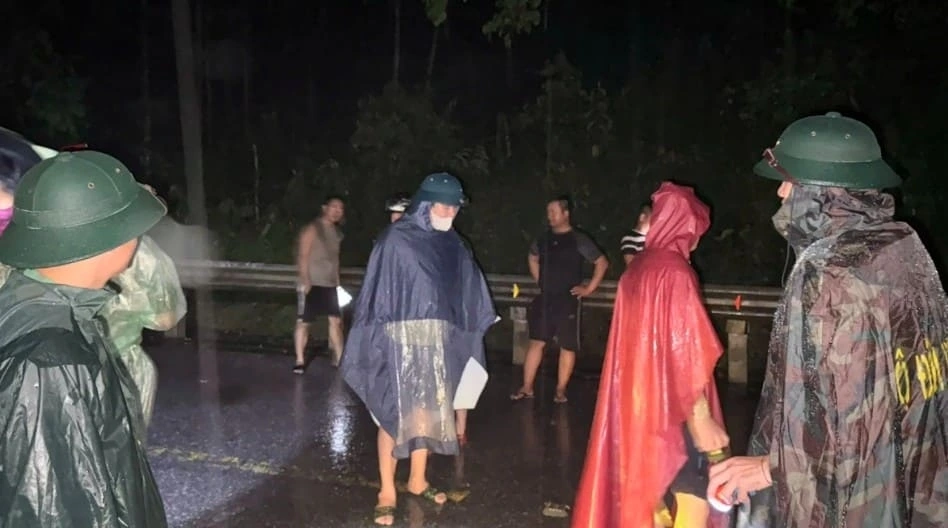 Tam Quang Border Station co-ordinates efforts with the local authorities to deploy forces to provide timely assistance and ensure safety for residents when traveling on National Highway 7A.