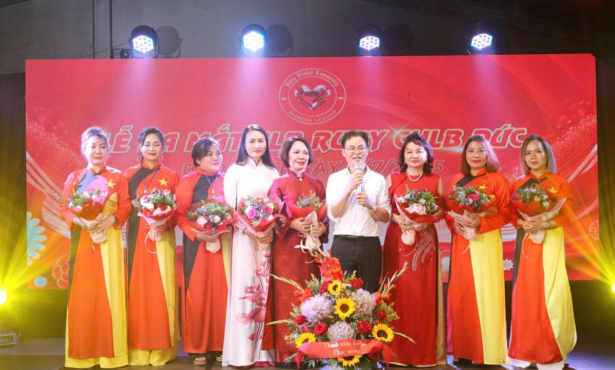 Ban chấp hành và các thành viên CLB Ruby CHLB Đức chụp ảnh kỷ niệm cùng Chủ tịch Đinh Thị Hậu