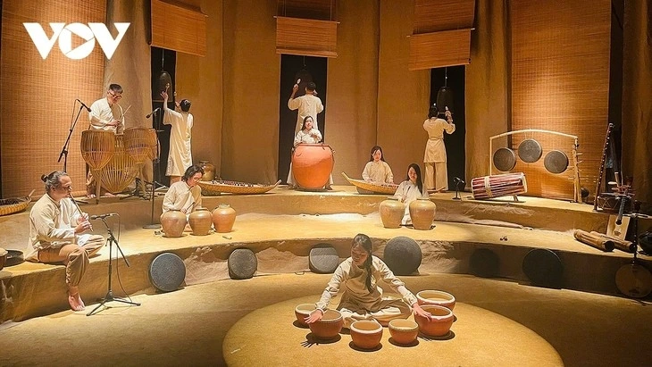 The GOm Show primarily employ pottery items as musical instruments. (Photo: Bich Ngoc/VOV)