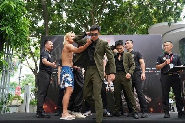 Zhang Yan Long of China (left) challenges Ha The Anh of Vietnam during their Face-off session on July 11 in Hanoi. (Photo courtesy of VMMAF)