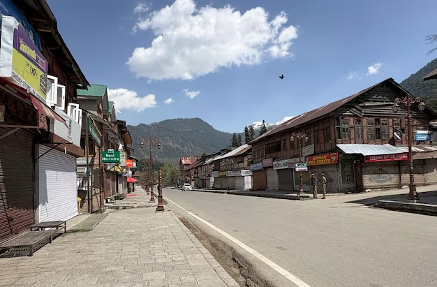 Quang cảnh hoang vắng của khu chợ chính ở Pahalgam ở miền nam Kashmir sau vụ tấn công nghi do phiến quân thực hiện ngày 23/4. Ảnh: Reuters