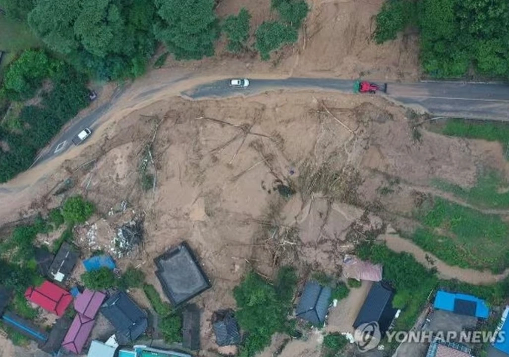Một ngôi làng bị tàn phá bởi trận lở đất do mưa lớn gây ra ở huyện Sancheong. Ảnh: Yonhap