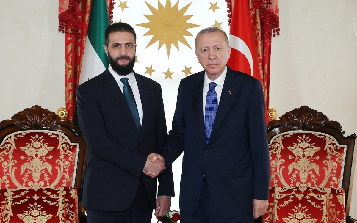 Tổng thống lâm thời Syria al-Sharaa (trái) bắt tay với Tổng thống Thổ Nhĩ Kỳ Erdogan. Ảnh: Vụ báo chí tổng thống Thổ Nhĩ Kỳ.