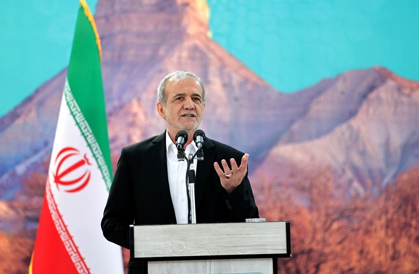 Tổng thống Iran Masoud Pezeshkian phát biểu trước báo chí. Ảnh: Reuters