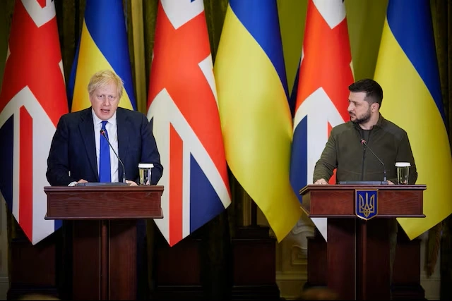 Tổng thống Ukraine Volodymyr Zelensky và Cựu Thủ tướng Anh Boris Johnson trong một cuộc gặp tại Kiev năm 2022. Ảnh: Reuters