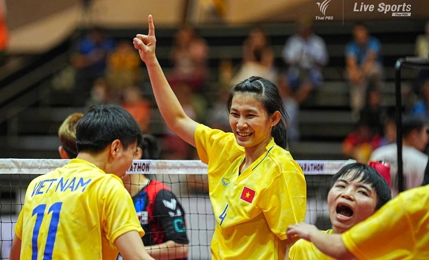 Vietnamese girls celebrate their stunning victory over hosts Thailand on July 27. (Photo: TTVN)