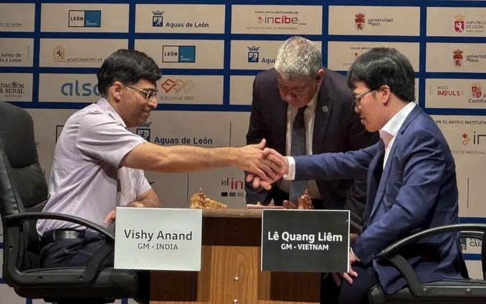 Vietnamese GM Le Quang Liem (R) defeats Indian legend Viswanathan Anand 3-1, securing the Leon Masters 2025 title. (Photo: FIDE)